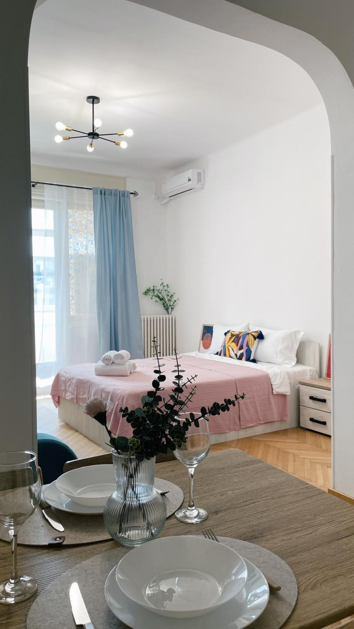 Pinkfluid - Charming In Prime Location * Bukarest